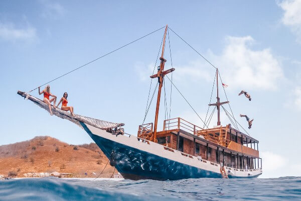 Un bateau de croisière à Komodo
