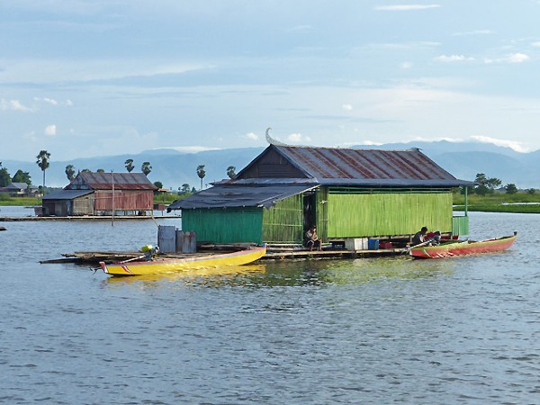 Une maison flottante sur la lac Tempe, à Sulawesi