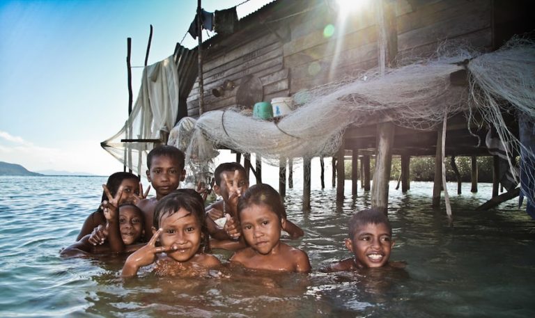 Des enfants jouant dans l'eau dans l'archipel des Raja Ampat