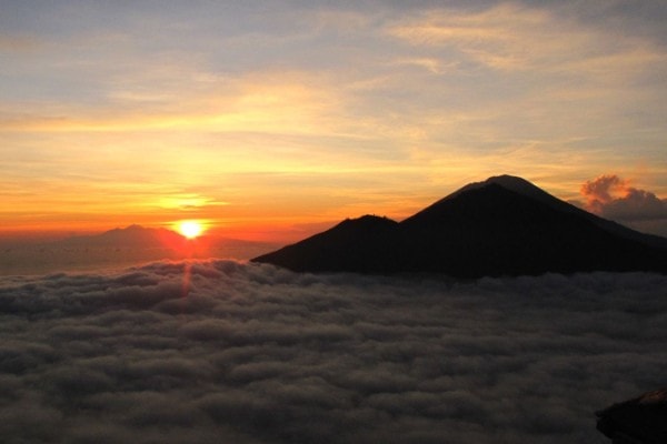 Lever de soleil vu du mont Batur à Bali