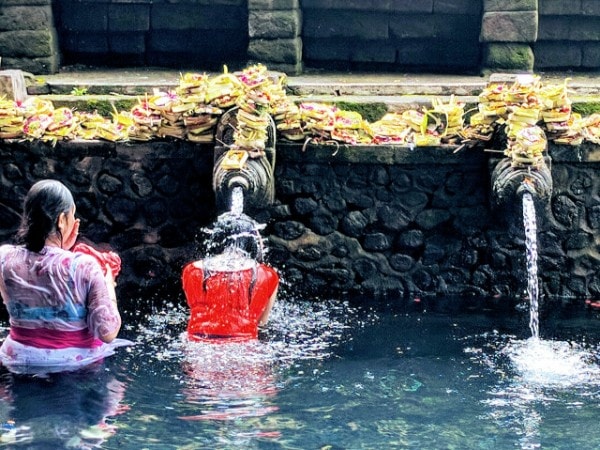 Les sources sacrées du temple de Tirta Empul à Bali