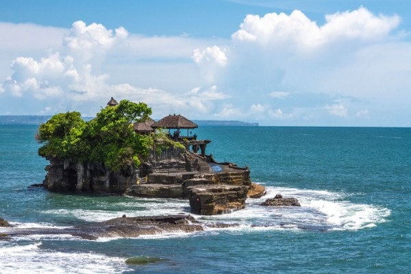 Le temple de Tanah Lot à Bali entouré par la mer