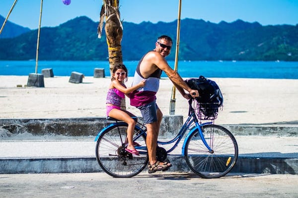 Une famille en vacances à vélo aux iles gili