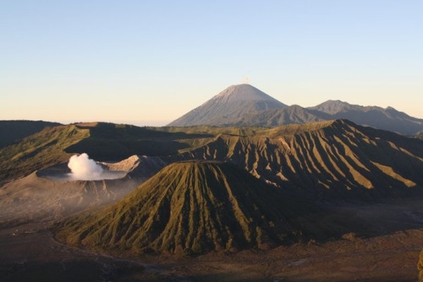 Vue sur la caldeira du mont Bromo à Java, volcan en Indonésie