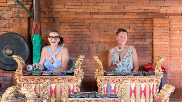 Deux femmes jouant du Gamelang à Bali, activité traditionnelle