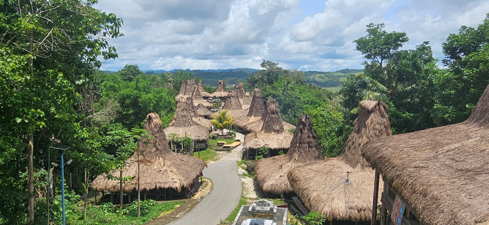Route traversant les maisons traditionnelles du village de Praijing à Sumba