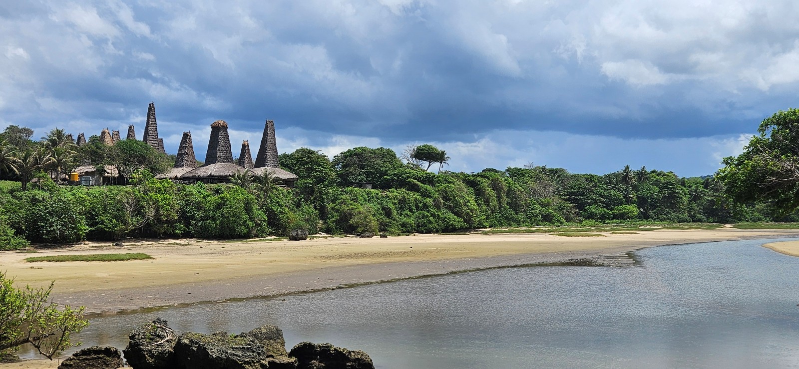 Village de Ratenggaro près de la rivière et mangrove à Sumba