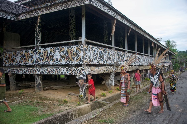 Des habitants d'un village Bayak à Bornéo en Indonésie