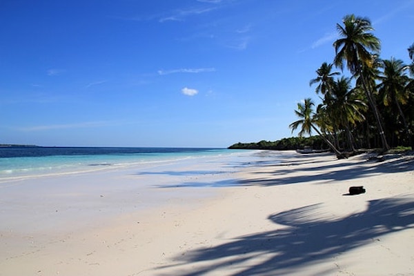 Une plage dans le pays Bira à Sulawesi en Indonésie
