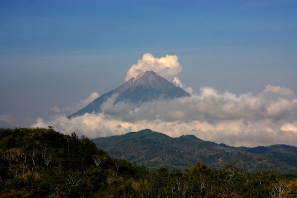 Vue sur le volcan Inerie à Flores Komodo en Indonésie