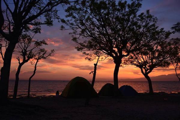 Camping avec coucher de soleil aux iles Gili