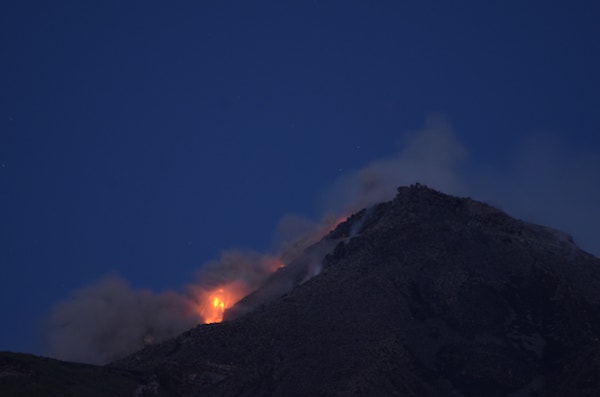 Une éruption durant la nuit sur un volcan du nord de Sulawesi