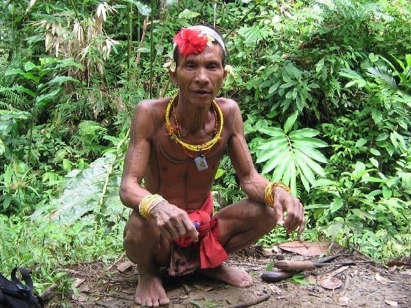 Un homme fleur à Sumatra dans le pays mentawai