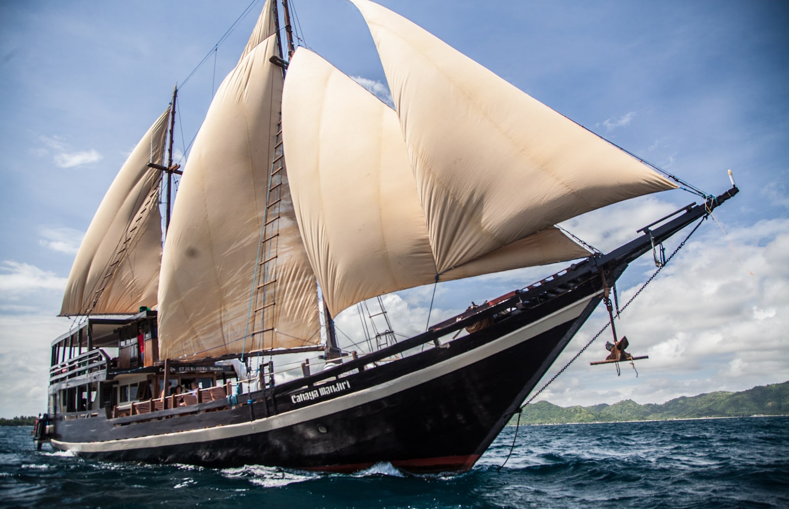 Notre voilier traditionnel en croisière lors d'un voyage d'exception
