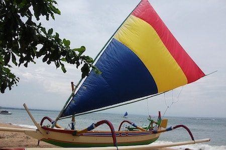 Un bateau traditionnel de Bali sur la plage