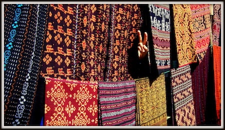 Des teintures et tapis sur un étal de marché en Indonésie