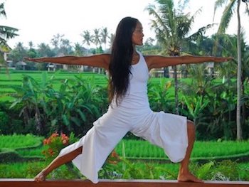 Une touriste en séance de yoga à Bali